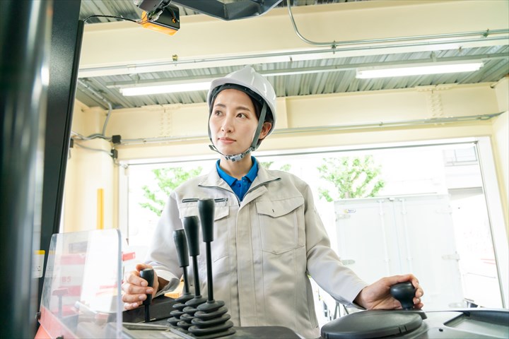 《太田市》週払いOK・物流センター内での自動車部品などのフォーク作業スタッフ！（高収入・夜勤）