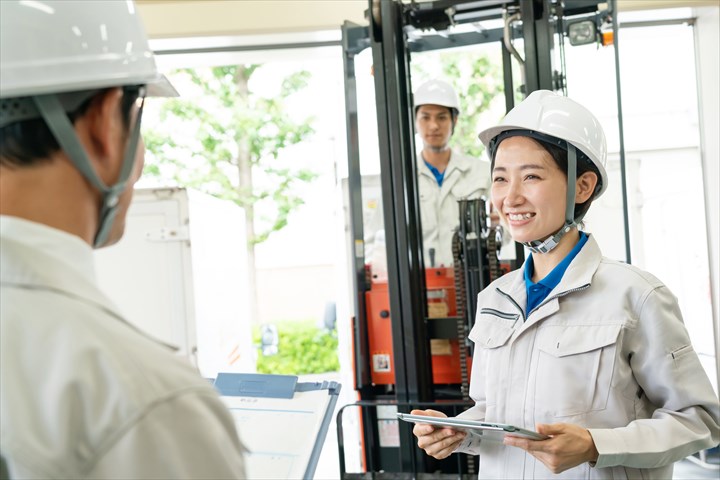 《高槻市》週払いOK・リーチフォークでの冷蔵倉庫内での仕分けやピッキング作業スタッフ！（Web面接OK・週休2日）