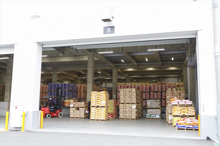 《袖ケ浦市》週払いOK・フォークリフトを使用した接着剤などの移動作業スタッフ！（シニア活躍中・未経験歓迎）