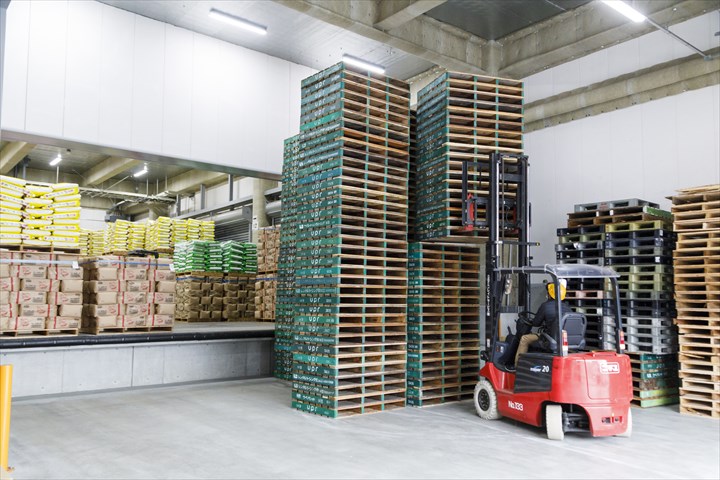 《芳賀郡芳賀町》週払いOK・物流倉庫内でのカウンターフォークを使用した商材の入出庫スタッフ！（Web面接OK・土日祝休み）