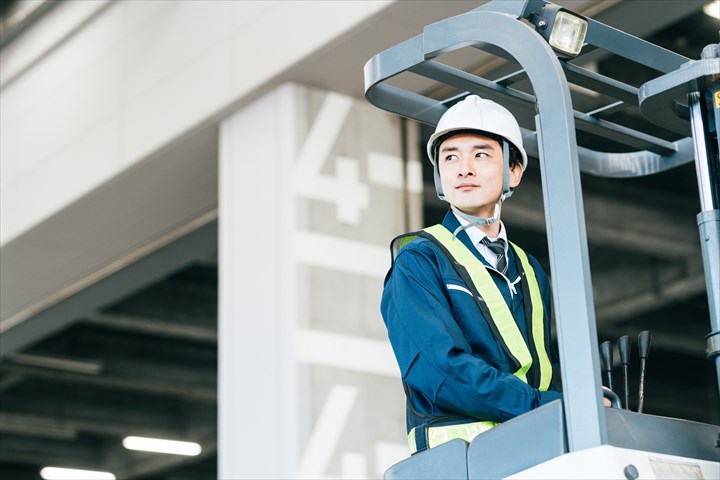 《高座郡寒川町》週払いOK・リーチフォークを使用したパン原料の棚入れ、棚出し作業スタッフ！（Web面接OK・高収入）