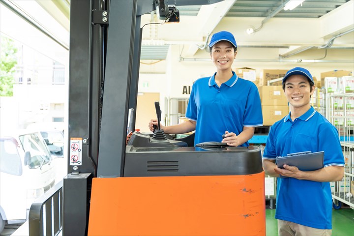 《三郷市》週払いOK・リーチフォークを使用した空調機器の入出庫スタッフ！（Web面接OK・土日休み）