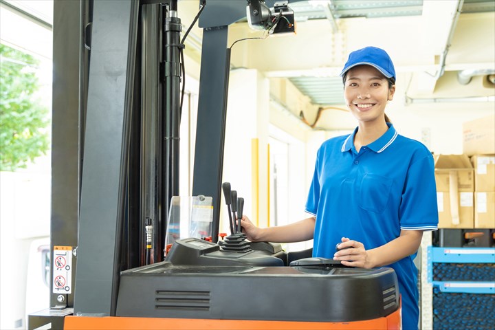 《草加市》週払いOK・リーチフォークでの食品の格納作業スタッフ！（Web面接OK・高時給）