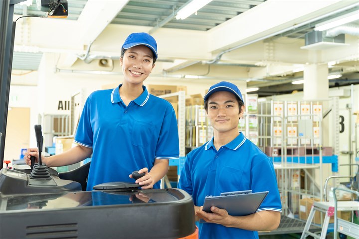 《焼津市》週払いOK・リーチフォークでの冷蔵庫内作業スタッフ！（短時間8:00～12:00・Wワーク歓迎）