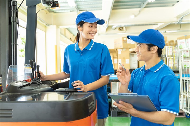 《横浜市栄区》週払いOK・フォークリフトでの建築資材の入出荷スタッフ！（Web面接OK・高収入）