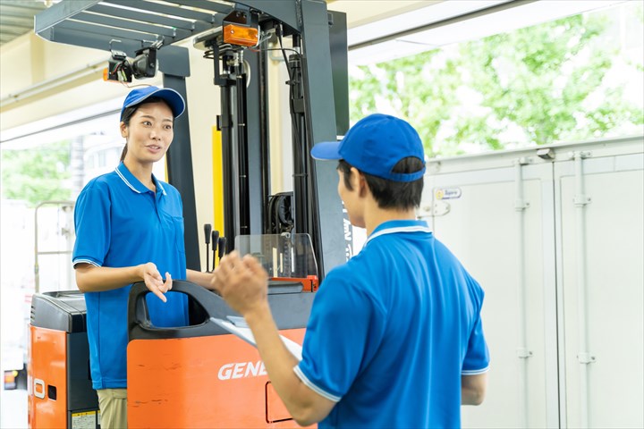 《横浜市栄区》週払いOK・フォークリフトでの建築資材の入出荷スタッフ！（Web面接OK・高収入）