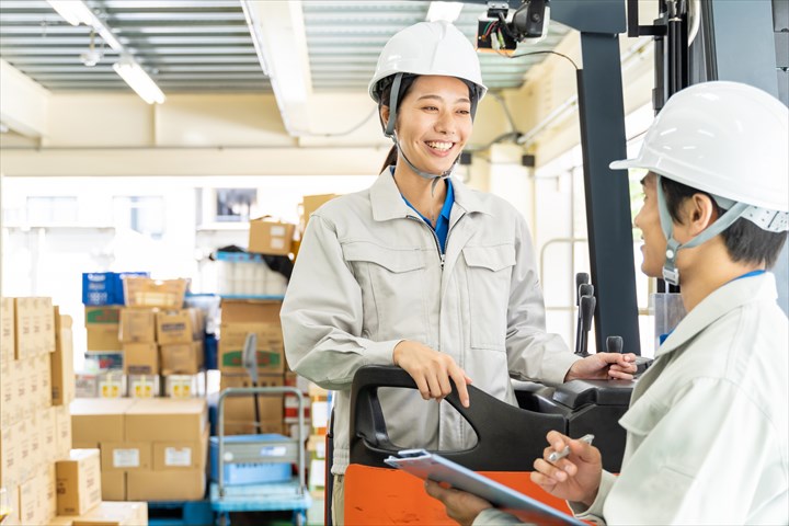 《久世郡久御山町》週払いOK・リーチフォークでの冷凍倉庫内での入出庫作業スタッフ！（Web面接OK・曜日固定休み）