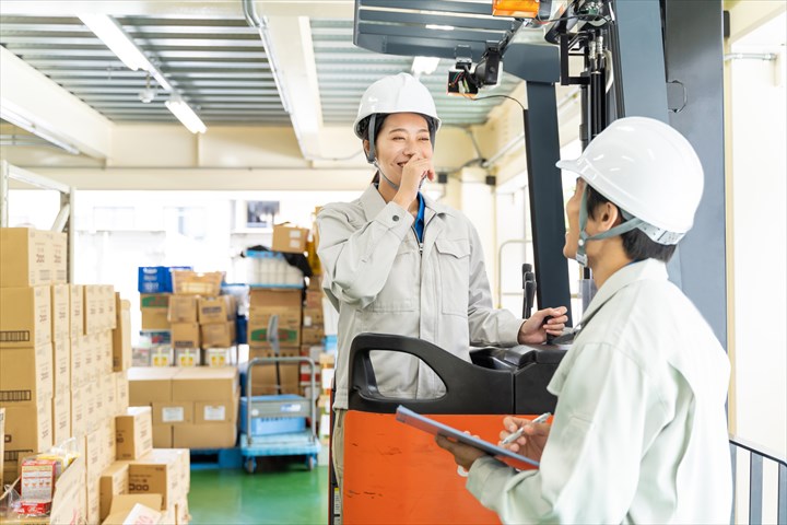 《厚木市》週払いOK・フォークリフトでの食品や雑貨の入出庫作業スタッフ！（高時給・シニア活躍中）