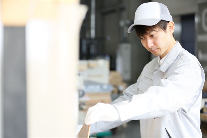 《足立区》週払いOK・構内での一般貨物の仕分け作業スタッフ！（Web面接OK・土日祝休み）