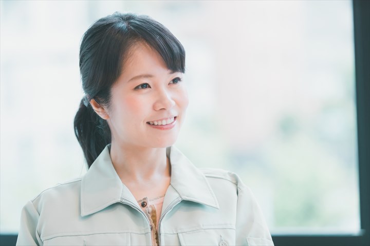 《神戸市東灘区》週払いOK・クリーニング工場内での軽作業スタッフ！（未経験歓迎・2023年8月末までの短期）