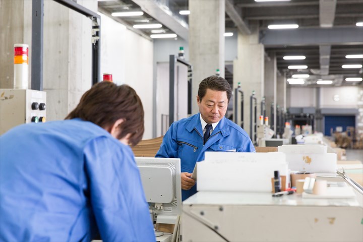 《比企郡吉見町》週払いOK・工場内でのプラスチック製品の検品スタッフ！（未経験活躍中・土日休み）