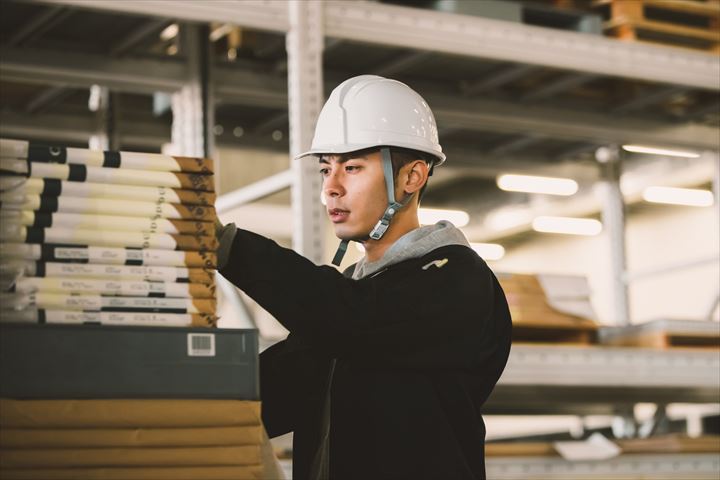 《太田市》週払いOK・工場内での自動車部品のピッキング作業スタッフ！（新設のセンター・高収入）