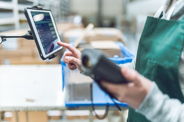 《千葉市美浜区》週払いOK・倉庫内での食品の仕分け作業スタッフ！（Web面接OK・WワークOK）