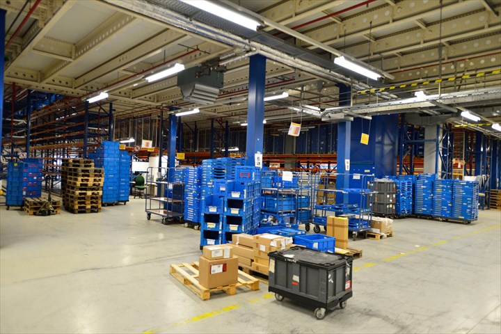 《小牧市》週払いOK・冷蔵、冷凍倉庫内での食品の仕分け作業スタッフ！（高時給・日勤帯）