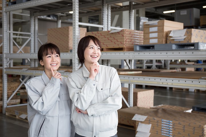 《東大阪市》週払いOK・倉庫内でのアパレル品の仕分け作業スタッフ！（Web面接OK・週休2日）