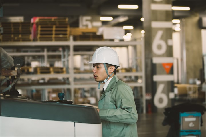 《松戸市》週払いOK・工場内でのプラスチック製品の入出庫作業スタッフ！（Web面接OK・高時給）