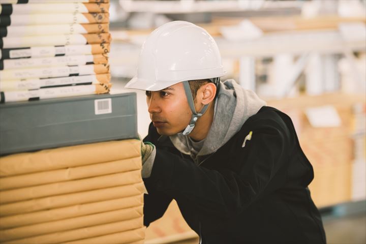 《四日市市》週払いOK・企業向け一般貨物の仕分け作業スタッフ！（Web面接OK・高収入）