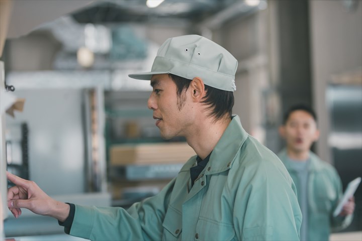 《姫路市》週払いOK・倉庫内での電子部品や電気機器などの出荷作業スタッフ！（Web面接OK・土日祝休み）