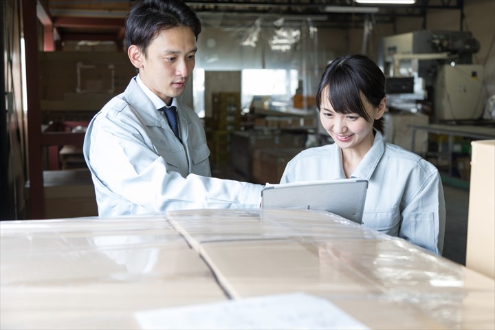 《足立区》週払いOK・倉庫内でのクリアファイルの仕分け作業スタッフ！（駅チカ・高時給）