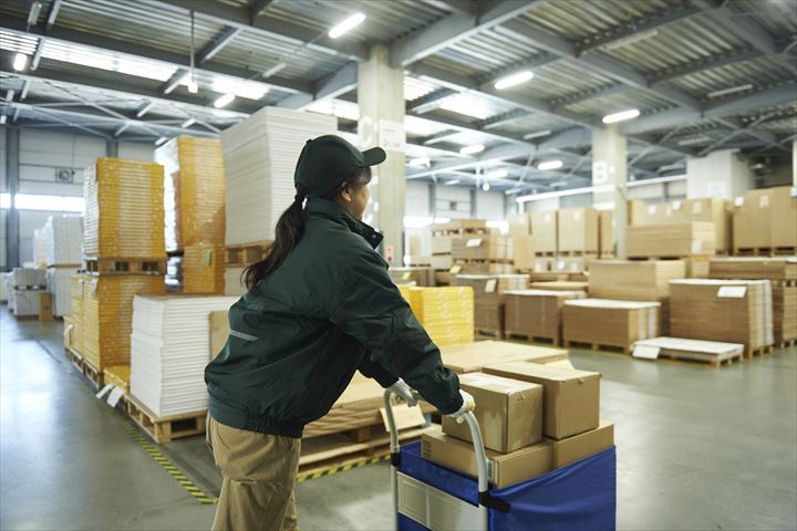 《大田区》週払いOK・物流倉庫内での仕分けや積込み作業スタッフ！（高時給・土日祝休み）