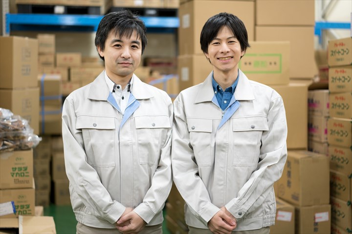 《港区》週払いOK・倉庫内での酒類の出荷作業スタッフ！（未経験歓迎・土日祝休み）