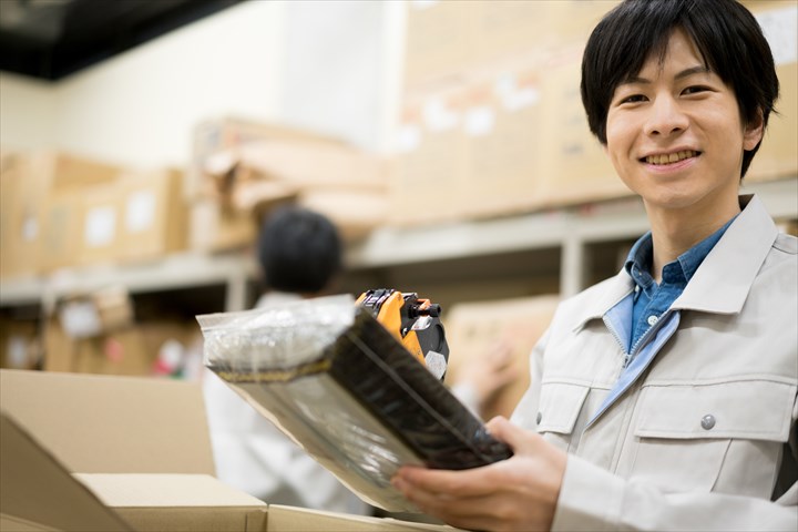 《加西市》週払いOK・冷蔵倉庫内でのピッキングや仕分け作業スタッフ！（Web面接OK・短時間17:00～22:00）