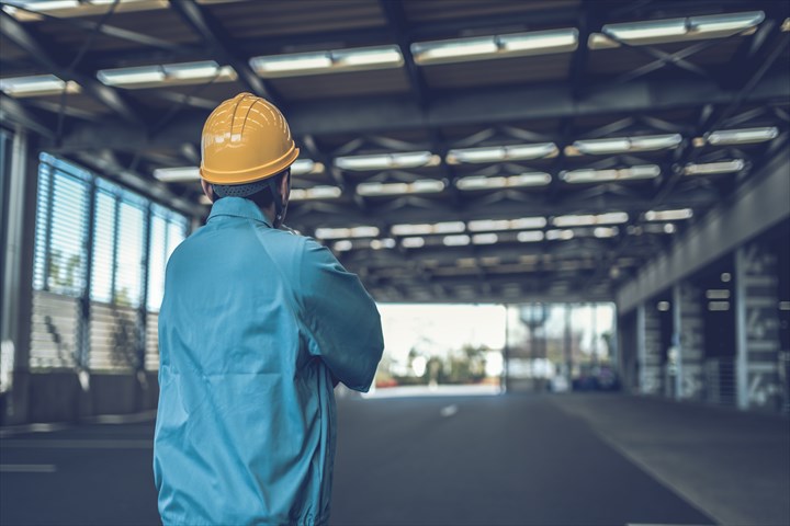 《東大阪市》週払いOK・工場内での金属類の切断作業スタッフ！（未経験OK・日祝休み）