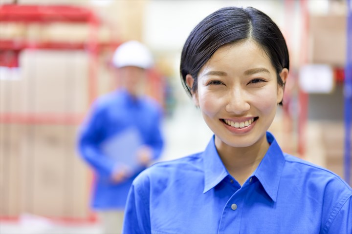 《東大阪市》週払いOK・倉庫内でのアパレル品の出荷作業スタッフ！（Web面接OK・WワークOK）