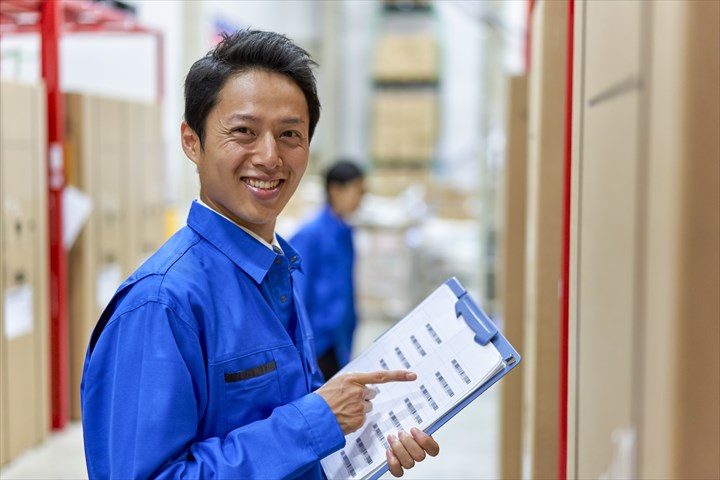 《泉北郡忠岡町》週払いOK・4ｔウイング車でのアパレル品の拠点間配送ドライバー！（土日祝休み・高時給）