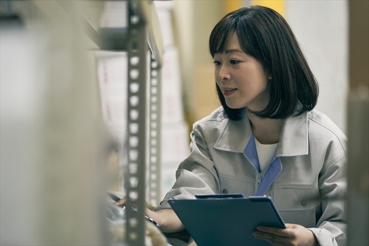 《成田市》週払いOK・空港の倉庫内での航空貨物の仕分け作業スタッフ！（Web面接OK・週休2日）