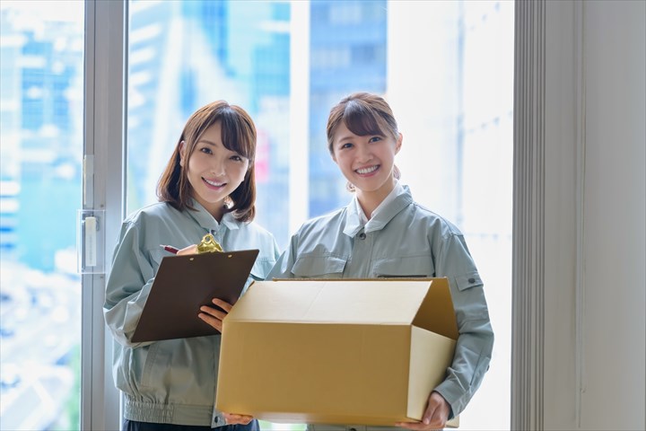 《市川市》週払いOK・倉庫内での常温食品の入出庫作業スタッフ！（未経験歓迎・駅チカ）