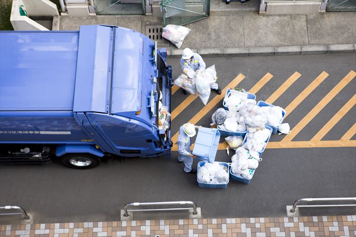 《中野区》週払いOK・一般家庭ごみの回収助手スタッフ！（Web面接OK・未経験OK）