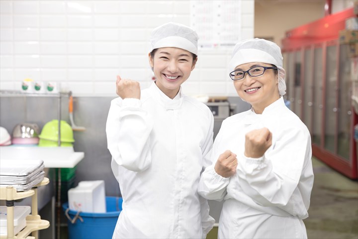 《京都市伏見区》週払いOK・工場内でのお弁当の製造や調理補助作業スタッフ！（Web面接OK・短時間1:00～7:00）