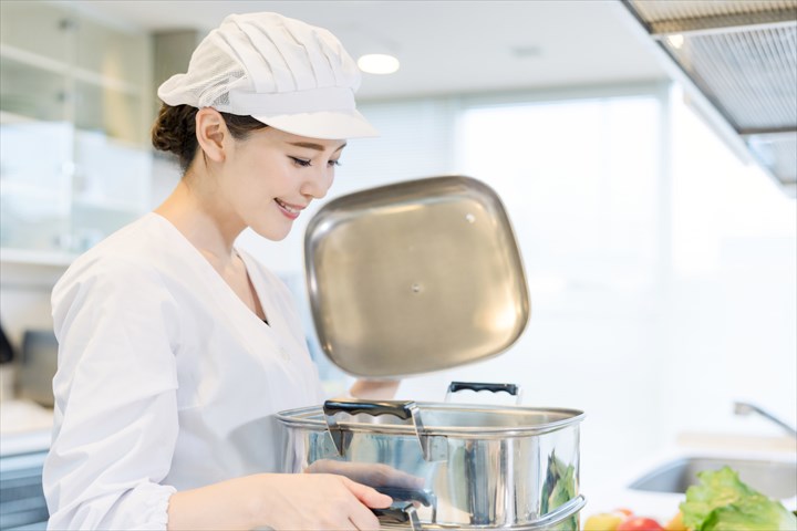 《立川市》週払いOK・学校給食の配膳スタッフ！（未経験OK・短時間9:30～15:00）