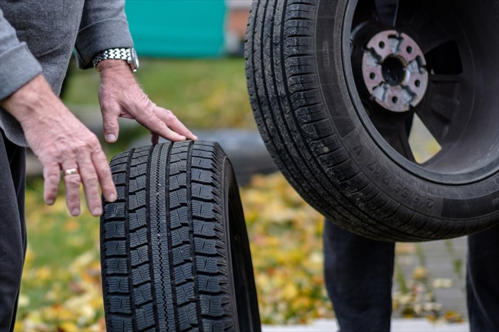 《四日市市》週払いOK・2ｔ車でのカーショップ等へタイヤの配送ドライバー！（週休2日・日勤）