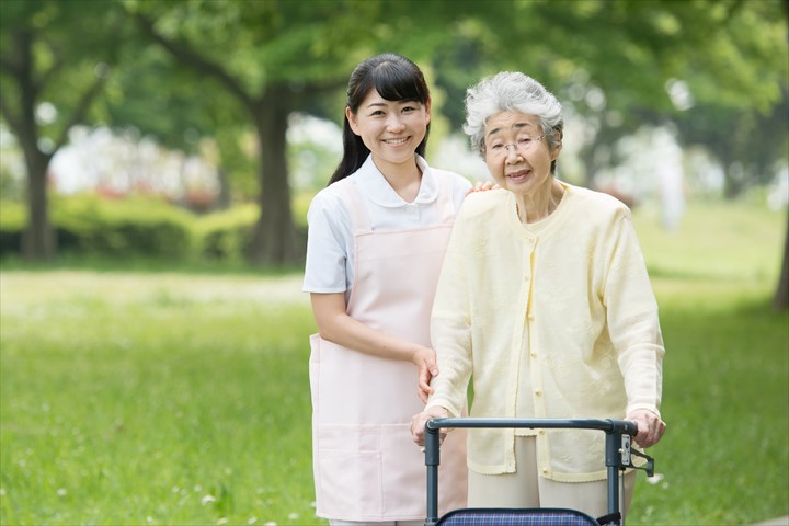 《柏市》週払いOK・ユニット型特別養護老人ホームでの介護兼送迎スタッフ！（Web面接OK・シニア活躍）