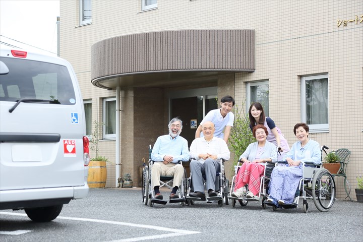 《藤沢市》週払いOK・ユニット型特別養護老人ホームでの介護スタッフ！（週休2日・日勤帯）