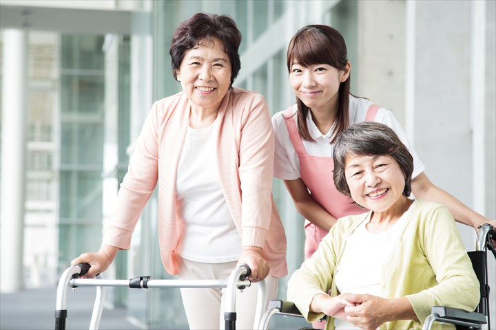 《越谷市》週払いOK・老人ホームでの介護スタッフ！（週4～5・日勤）