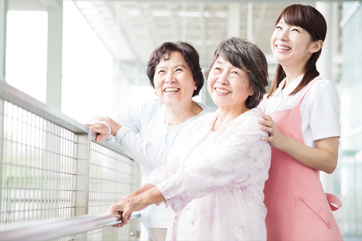 《江東区》週払いOK・老人ホームでの介護スタッフ！（週4～5・日勤）