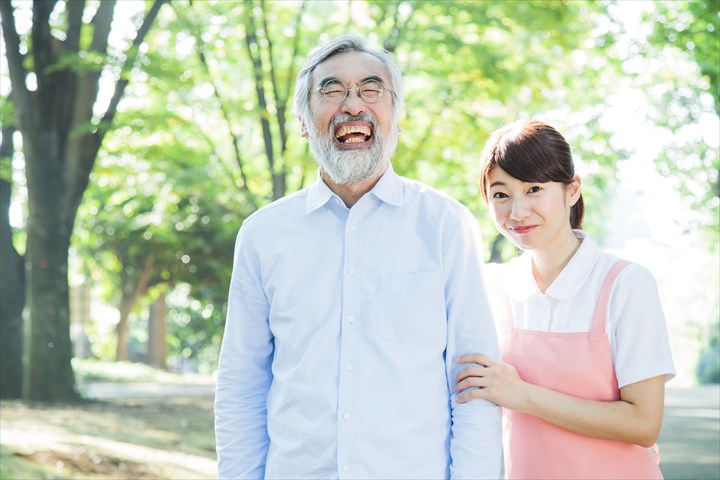 《あきる野市》週払いOK・老人ホームでの介護スタッフ！（週休2日・日勤）