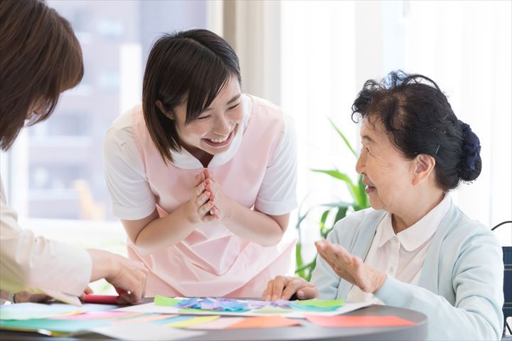 《江東区》週払いOK・老人ホームでの介護スタッフ！（週4～5・日勤）