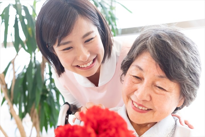 《港区》週払いOK・住宅型有料老人ホームでの介護スタッフ！（Web面接OK・高時給）