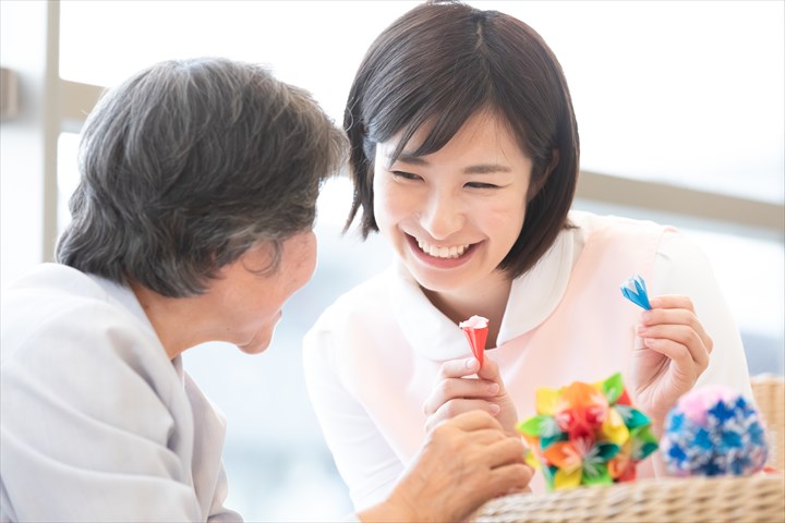 《柏市》週払いOK・ユニット型特別養護老人ホームでの介護兼送迎スタッフ！（Web面接OK・シニア活躍）