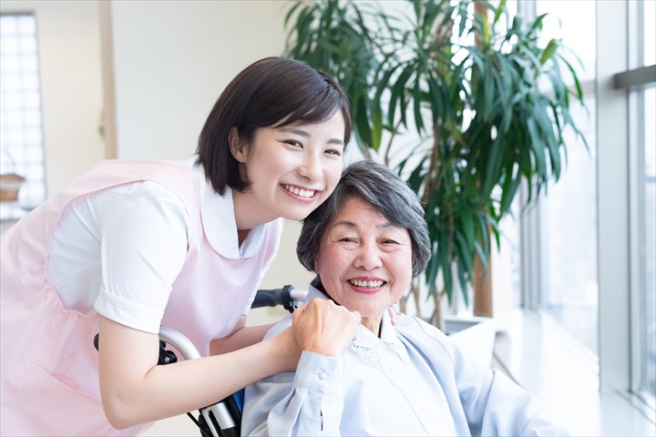 《港区》週払いOK・特別養護老人ホームでの介護スタッフ！（週休2日・日勤）