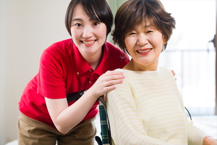 《川口市》週払いOK・老人ホームでの介護スタッフ！（Web面接OK・週休2日）