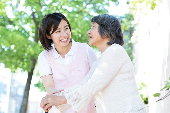 《越谷市》週払いOK・老人ホームでの介護スタッフ！（週4～5・日勤）