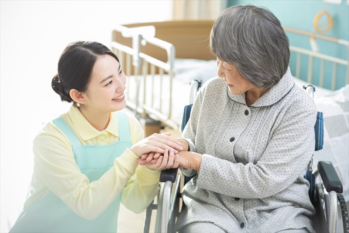 《小平市》週払いOK・ユニット型特別養護老人ホームでの介護スタッフ！（日勤・週4～）