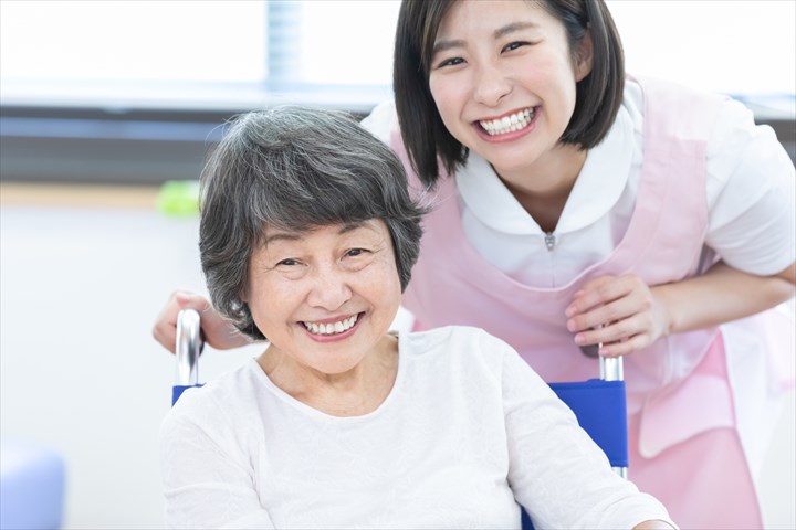 《調布市》週払いOK・従来型特別養護老人ホームでの介護スタッフ！（日勤・週4～5）