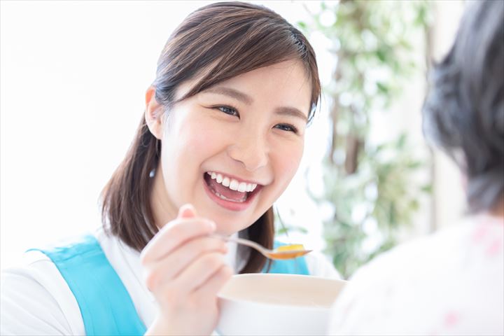 《横浜市青葉区》週払いOK・介護老人施設での介護スタッフ！（高時給・週4～5日）