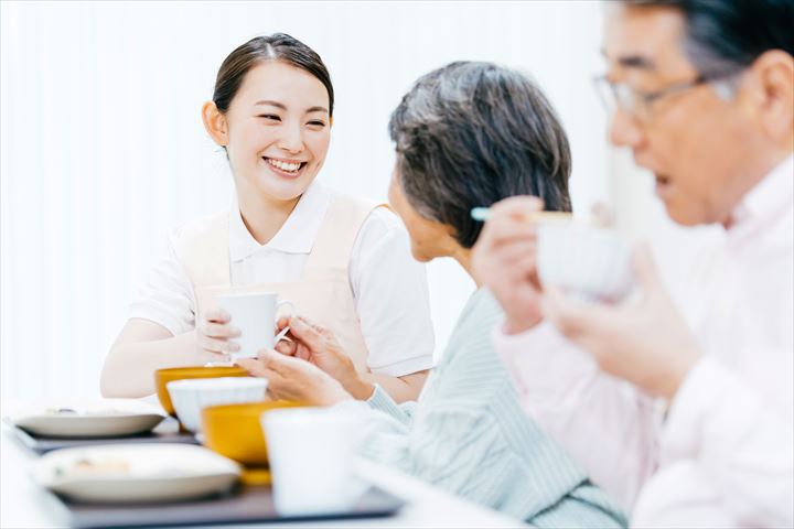 《入間市》週払いOK・介護保健施設での介護スタッフ！（日勤・経験があればOK）